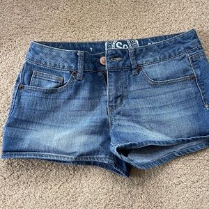 Juniors shortie jean shorts from Kohl’s. Size 7.